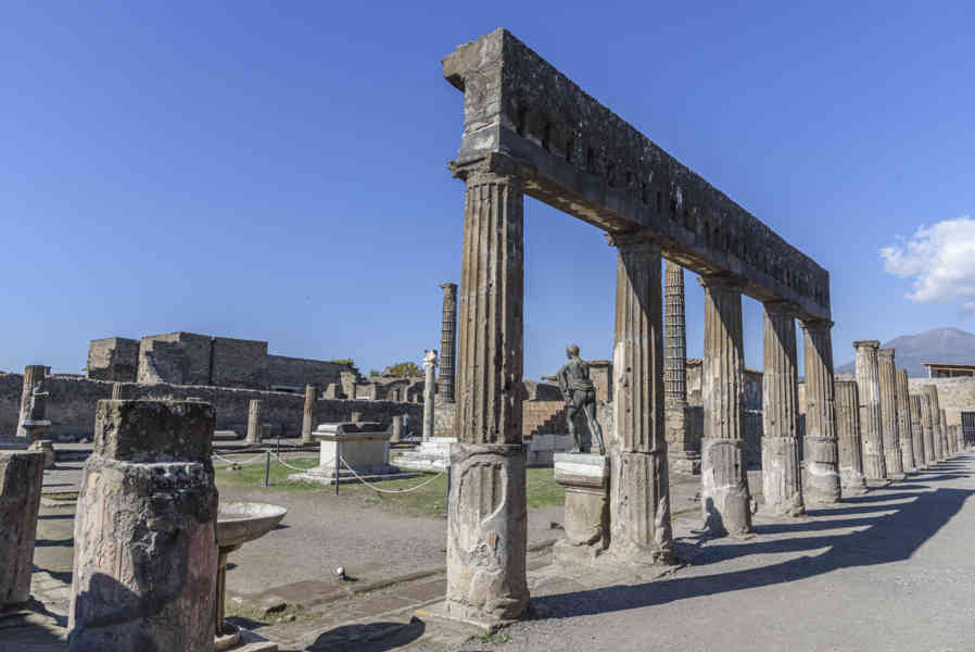 117 - Italia - Pompeya - parque arqueológico de Pompeya - Santuario de Apolo.jpg